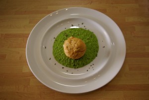 Muffin alla Paprika con cuore di Taleggio su Crema di Piselli e Menta