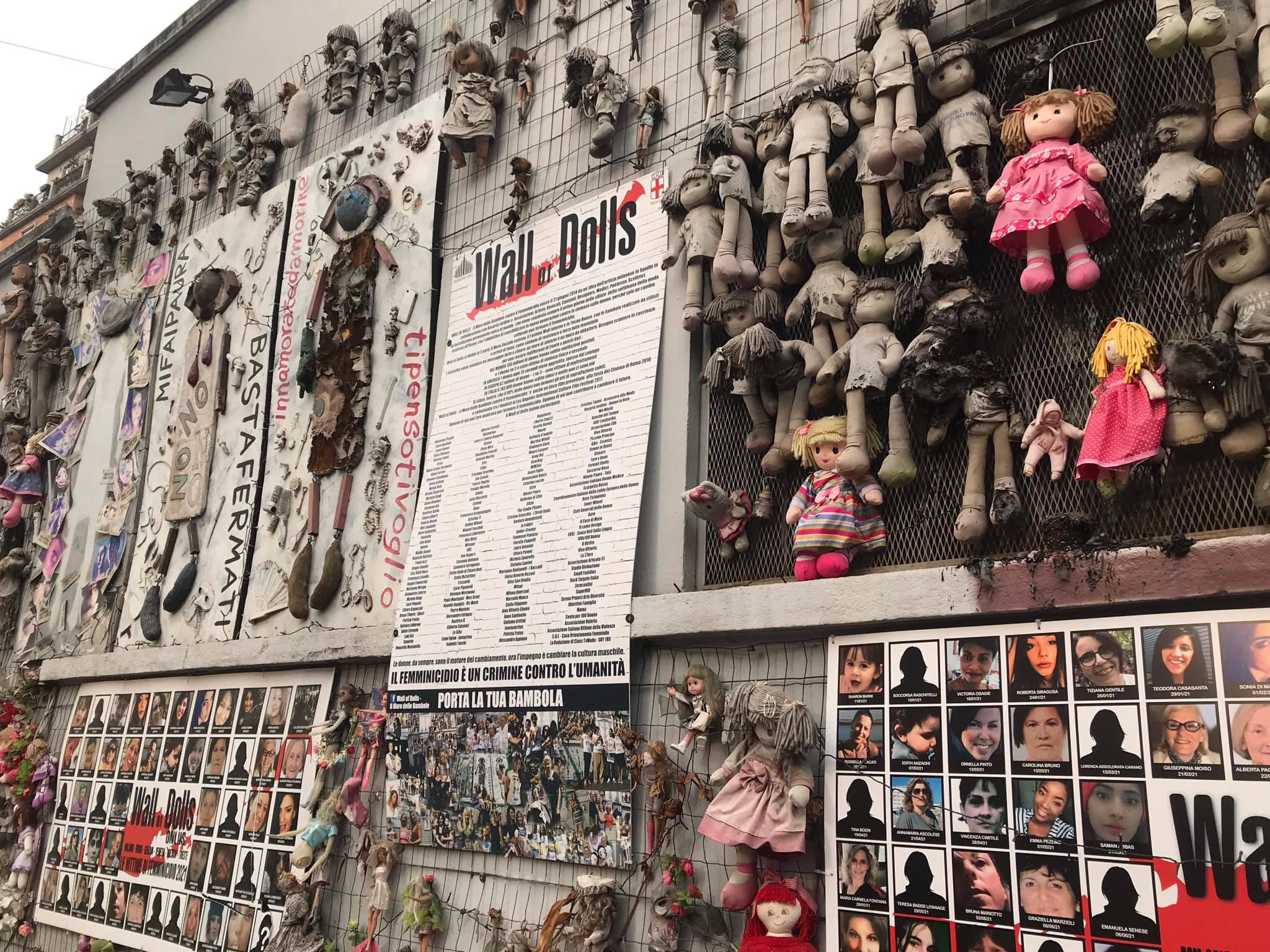 Wall of Dolls: il muro di bambole a Milano contro la violenza sulle donne